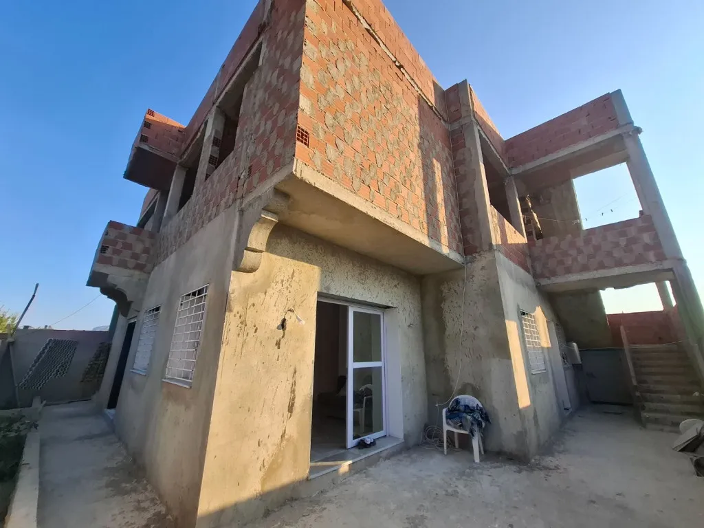 Maison d’angle neuve 2025 avec jardin, garage et étage inachevé – Proximité Tunis, 6 min d’Azur