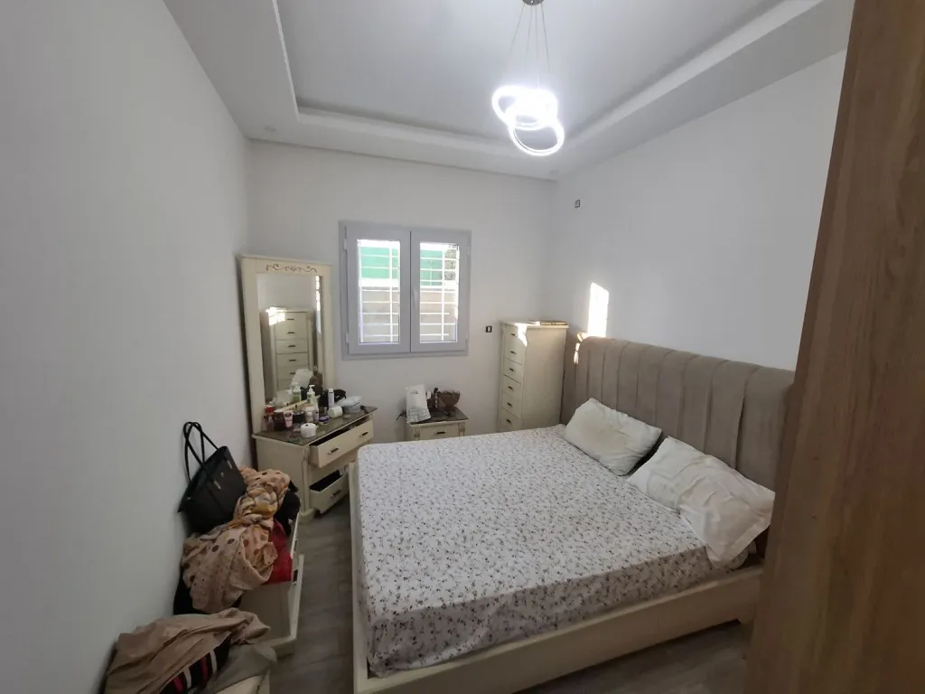 Maison d’angle neuve 2025 avec jardin, garage et étage inachevé – Proximité Tunis, 6 min d’Azur