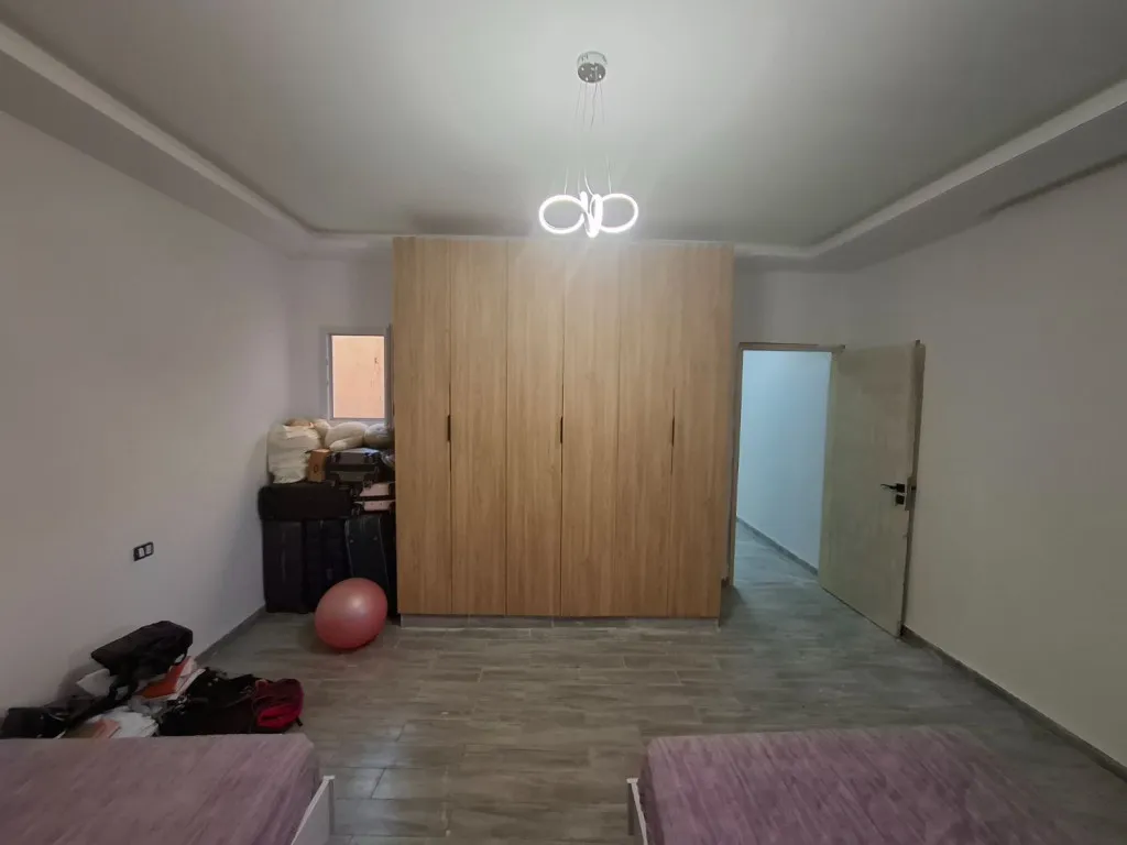 Maison d’angle neuve 2025 avec jardin, garage et étage inachevé – Proximité Tunis, 6 min d’Azur