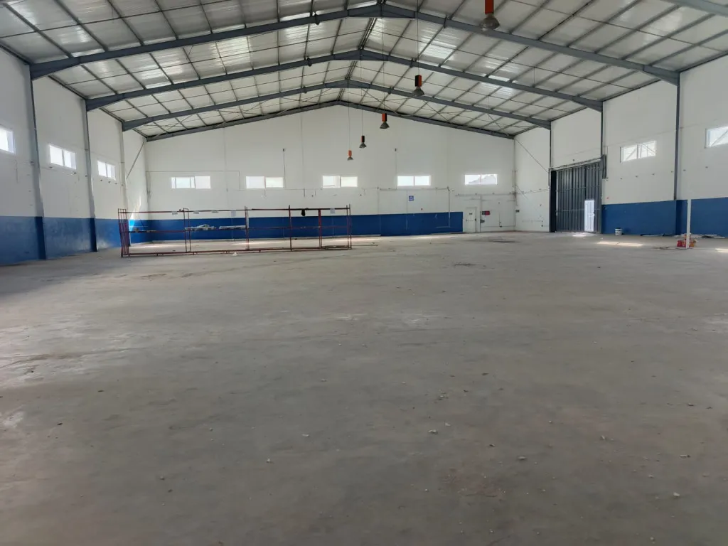 À louer – Local industriel 1 500 m² à El Mghira avec 1 200 m² en panneaux sandwich,