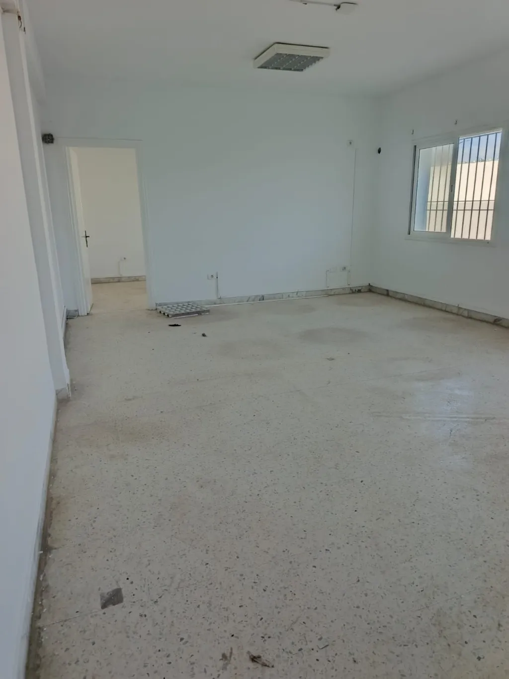 À louer – Local industriel 1 500 m² à El Mghira avec 1 200 m² en panneaux sandwich,