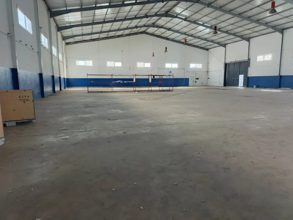 À louer – Local industriel 1 500 m² à El Mghira avec 1 200 m² en panneaux sandwich,