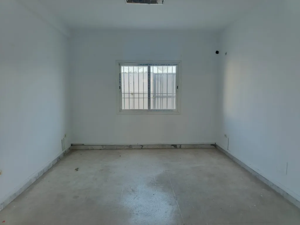 À louer – Local industriel 1 500 m² à El Mghira avec 1 200 m² en panneaux sandwich,