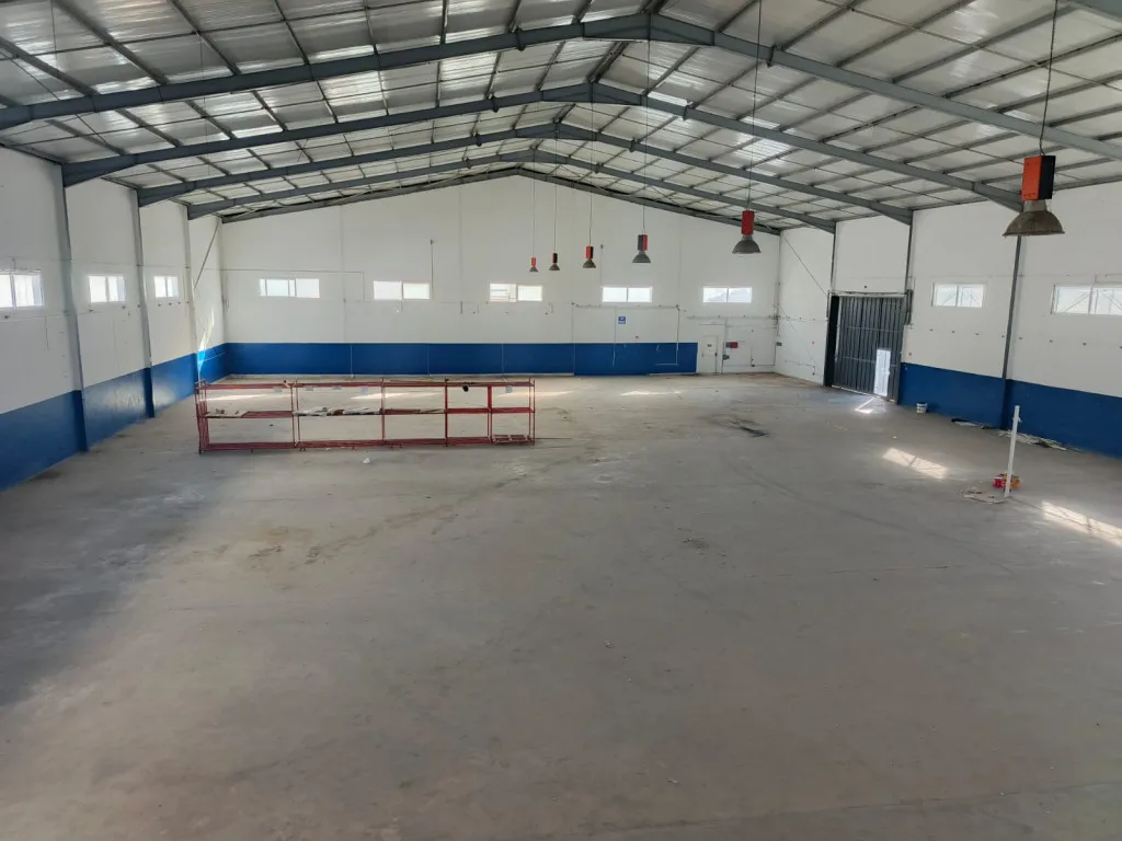 À louer – Local industriel 1 500 m² à El Mghira avec 1 200 m² en panneaux sandwich,