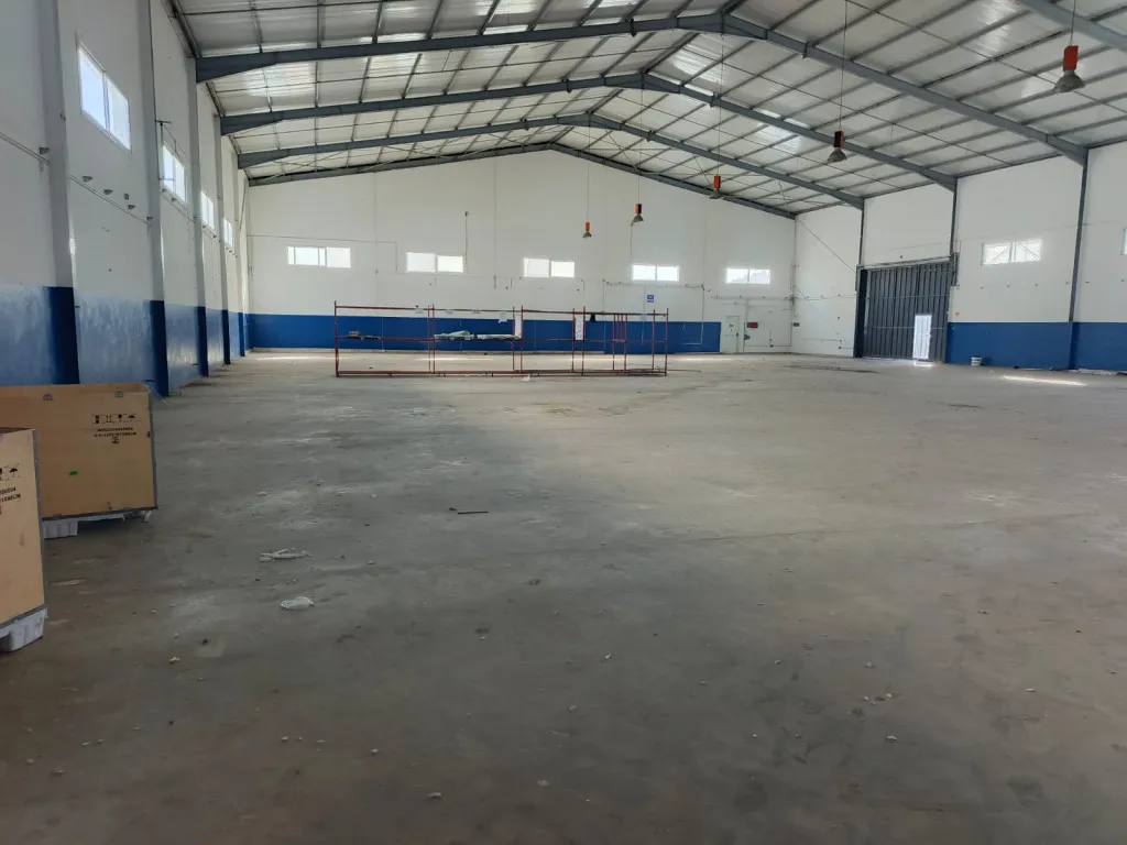 À louer – Local industriel 1 500 m² à El Mghira avec 1 200 m² en panneaux sandwich,