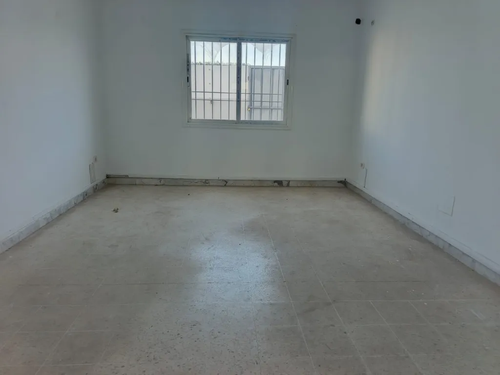 À louer – Local industriel 1 500 m² à El Mghira avec 1 200 m² en panneaux sandwich,