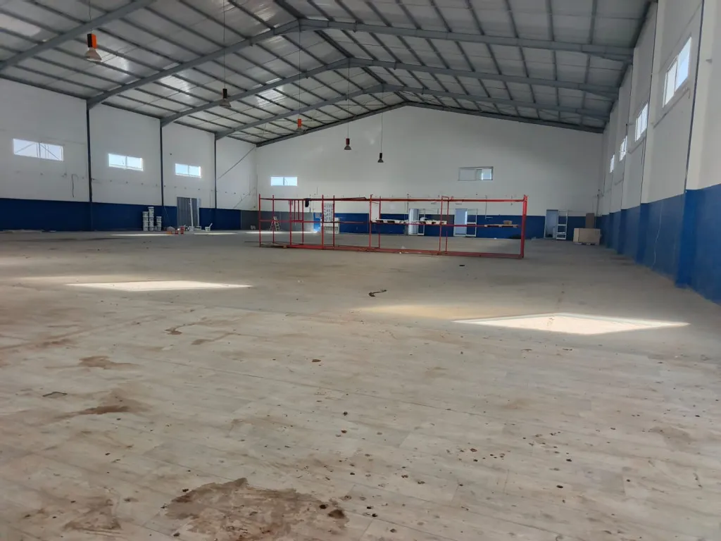À louer – Local industriel 1 500 m² à El Mghira avec 1 200 m² en panneaux sandwich,