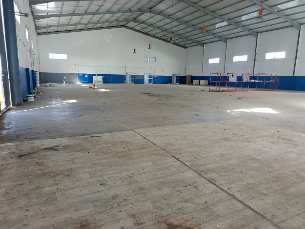 À louer – Local industriel 1 500 m² à El Mghira avec 1 200 m² en panneaux sandwich,