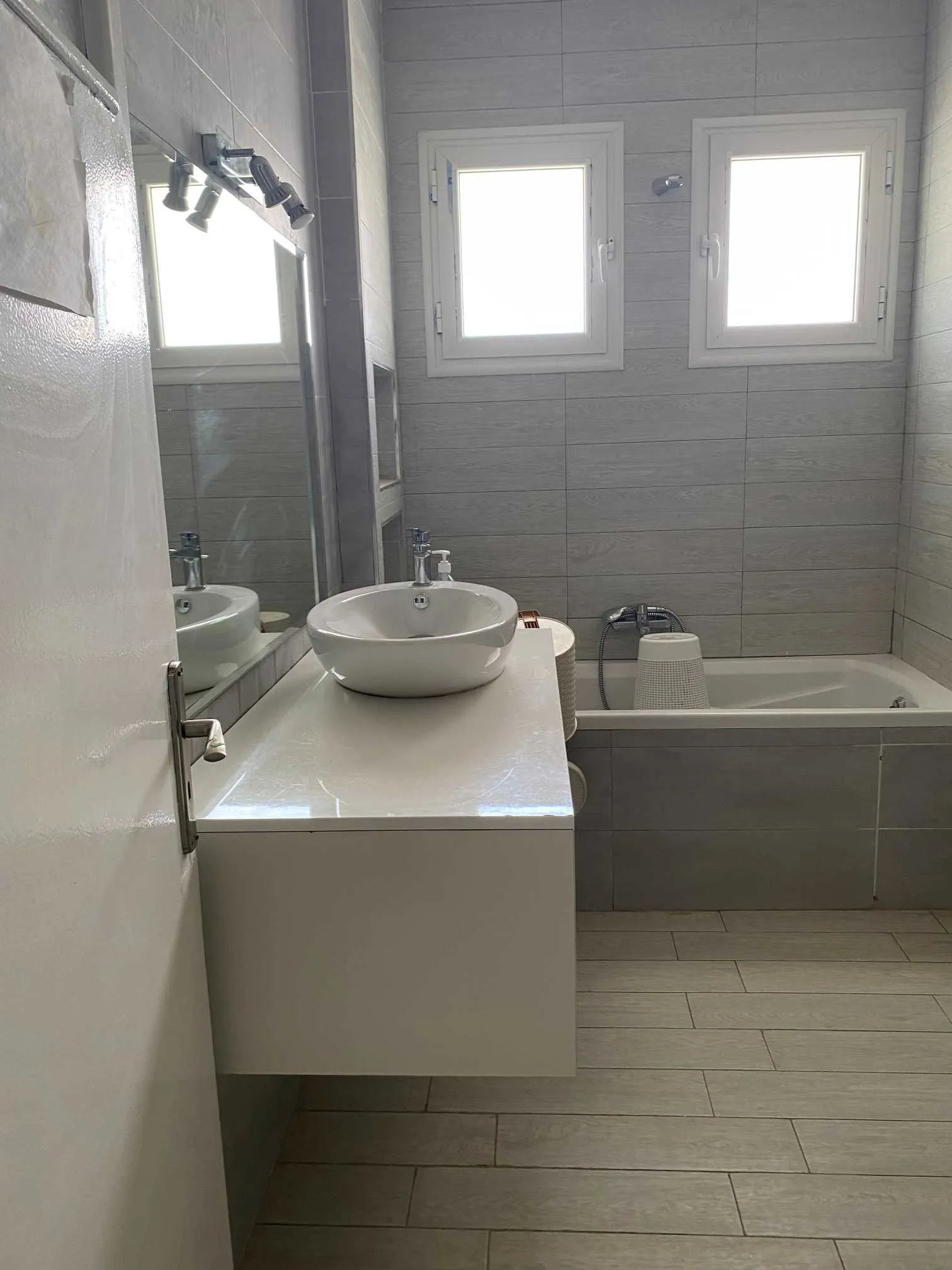 un étage villa pour usage bureautique situé a menzah 1