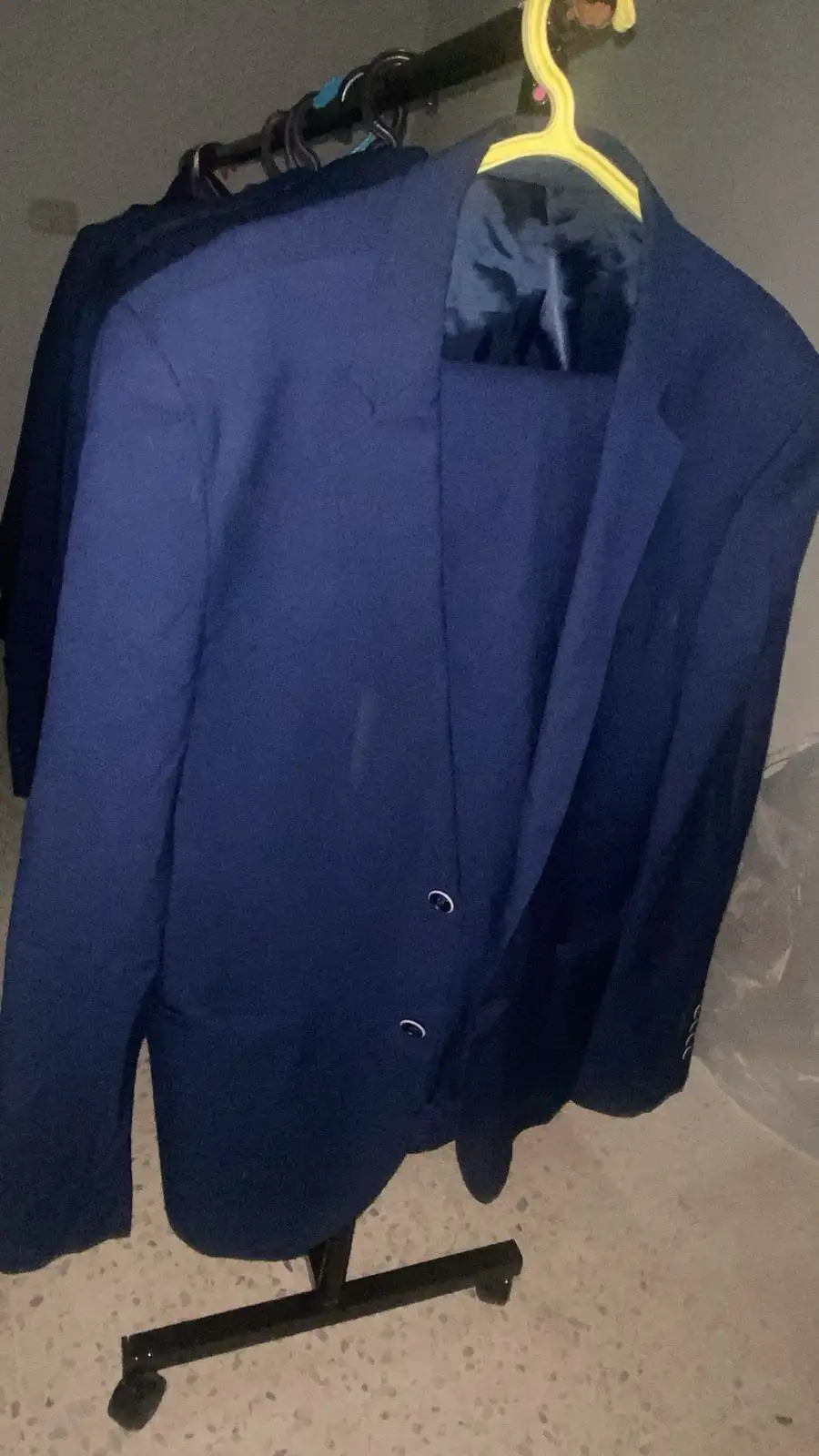 11 costumes taille 52