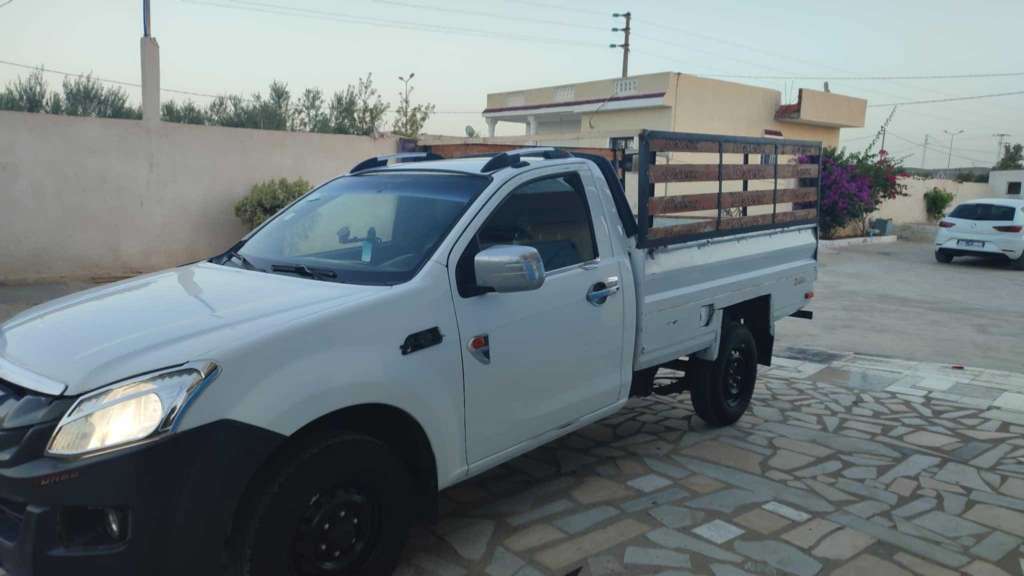 D-max premier main