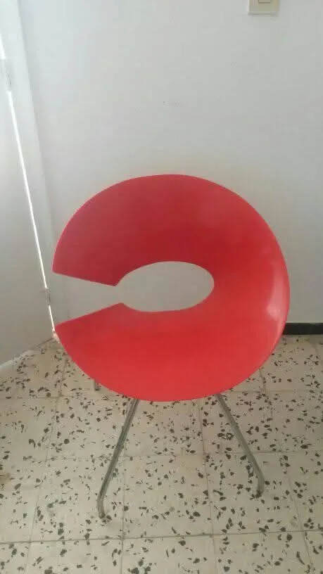 table salle a manger avec deux chaises en plastique rigide 