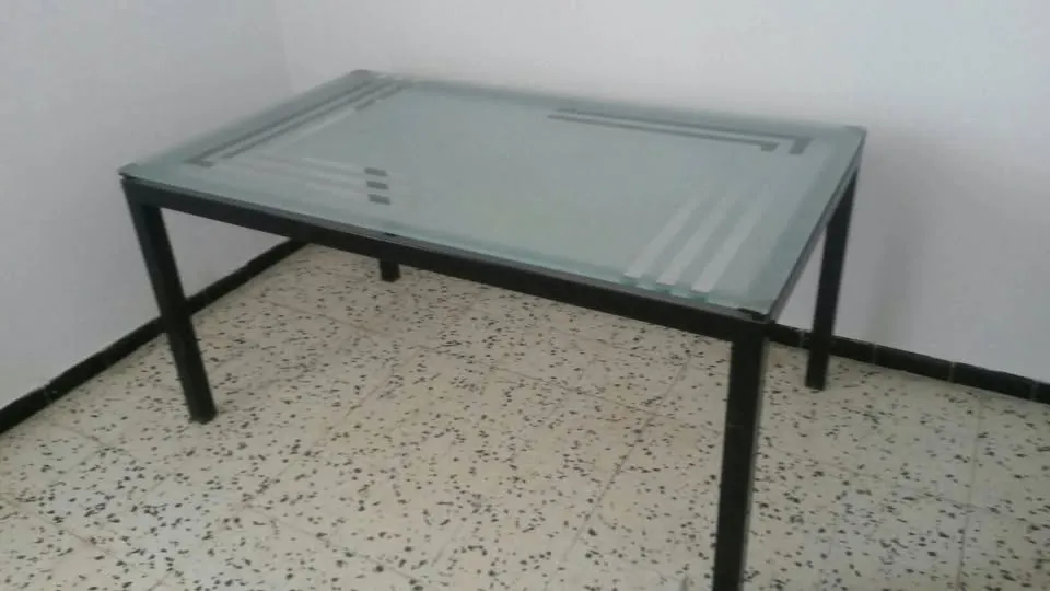 table salle a manger avec deux chaises en plastique rigide 