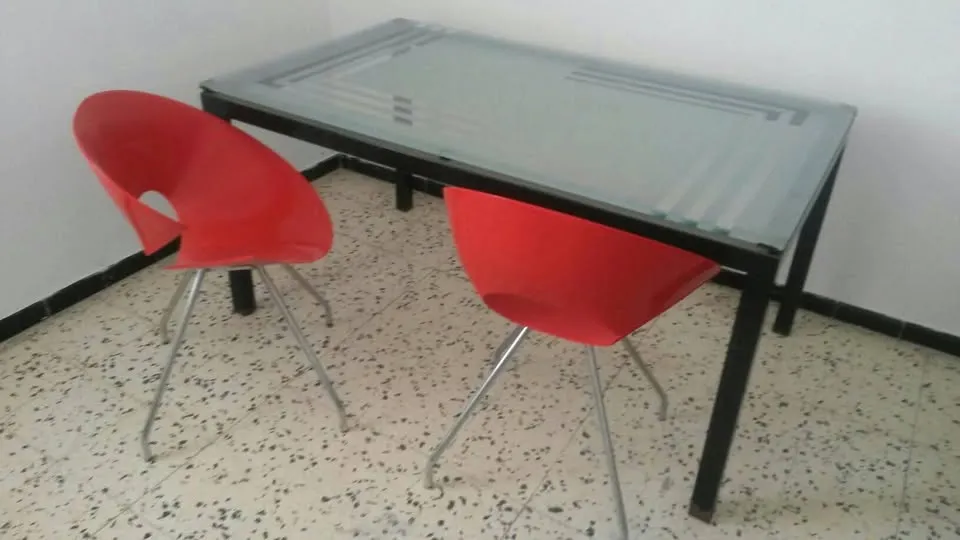 table salle a manger avec deux chaises en plastique rigide 