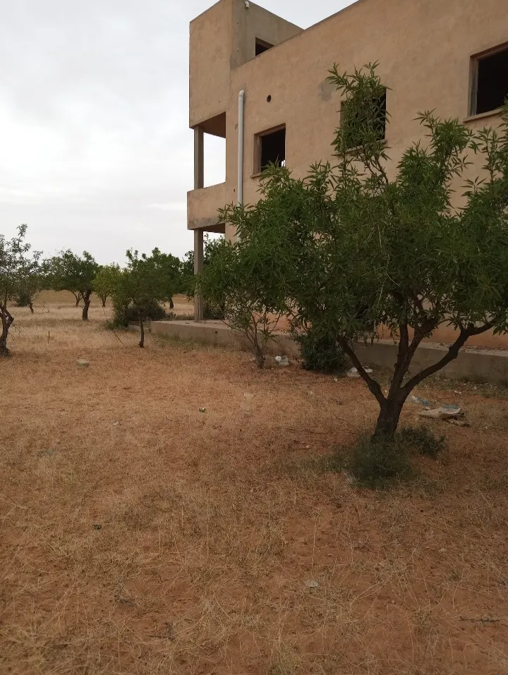 Terrain à vendre avec une villa inachevée de deux étages séparés