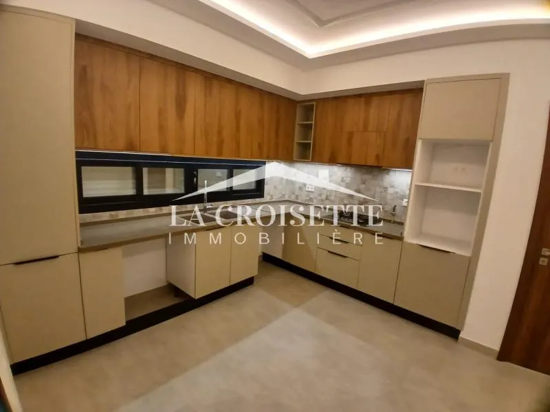 Duplex s+3 avec chambre de service ,jardin et piscine à La Soukra MDV0161