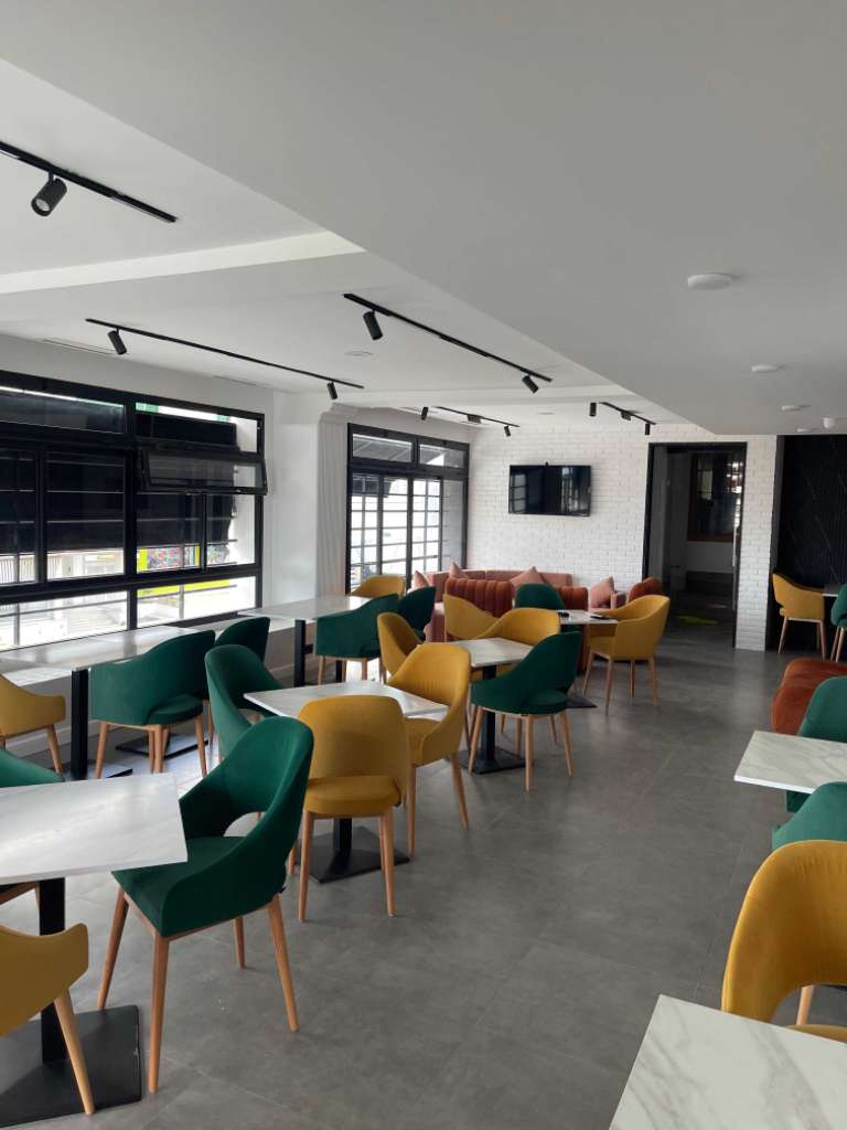 À vendre salon de thé au première étage situé à menzeh 5 en face la mosquée Av. de la liberté