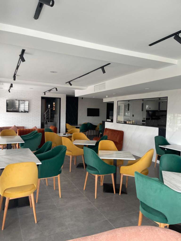 À vendre salon de thé au première étage situé à menzeh 5 en face la mosquée Av. de la liberté