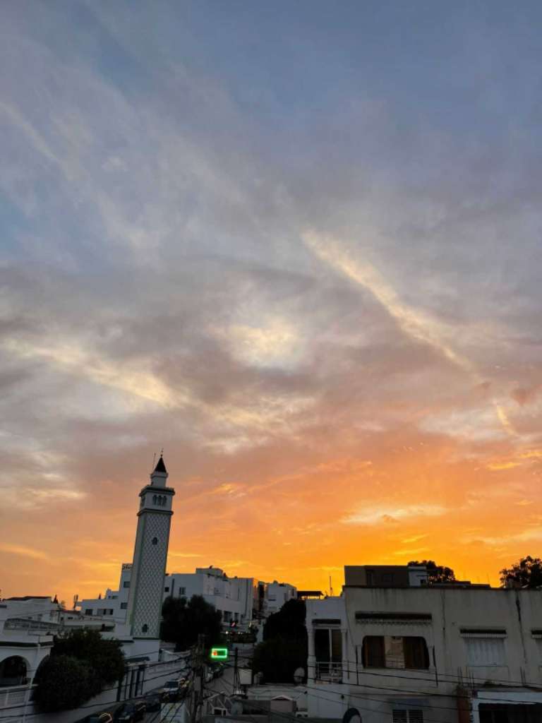 À vendre salon de thé au première étage situé à menzeh 5 en face la mosquée Av. de la liberté