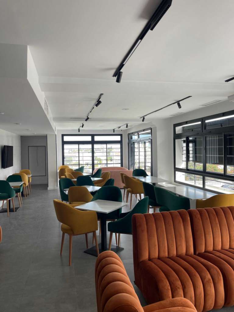 À vendre salon de thé au première étage situé à menzeh 5 en face la mosquée Av. de la liberté