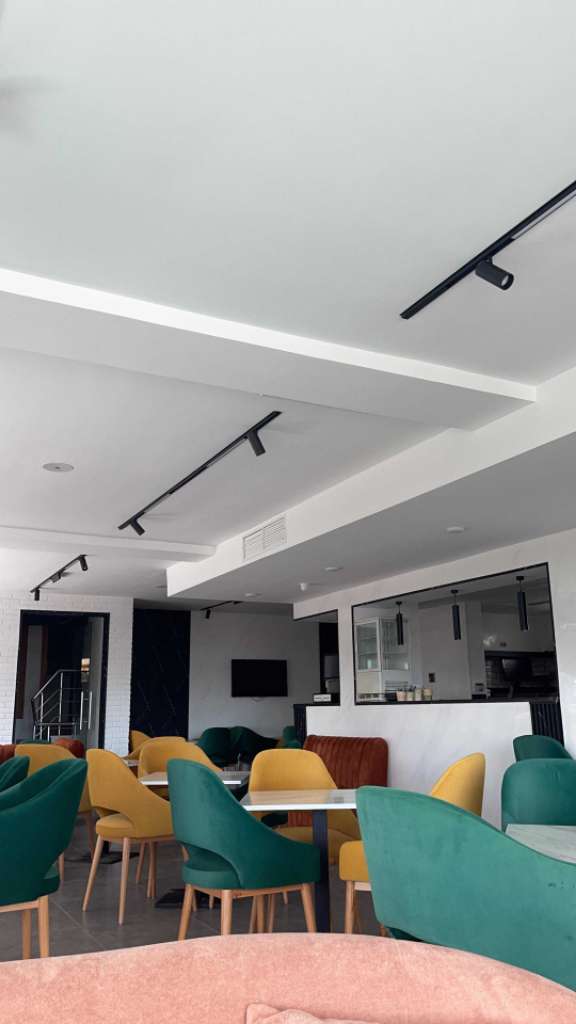 À vendre salon de thé au première étage situé à menzeh 5 en face la mosquée Av. de la liberté