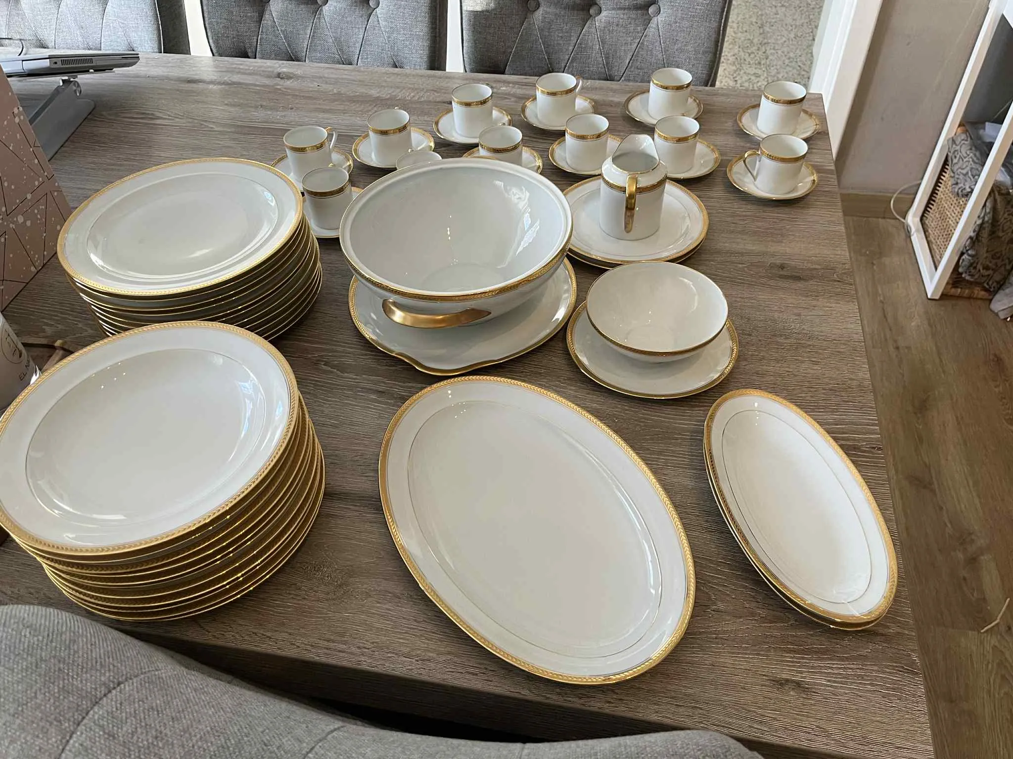 Service de vaisselle en porcelaine avec dorure