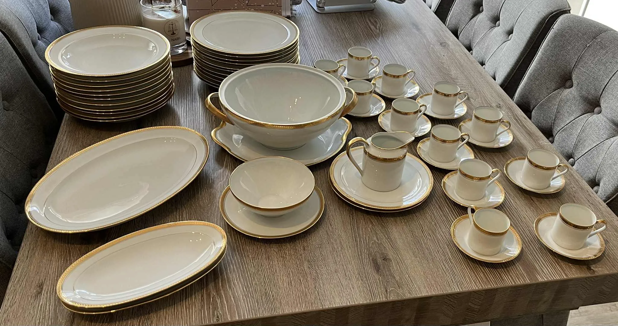 Service de vaisselle en porcelaine avec dorure
