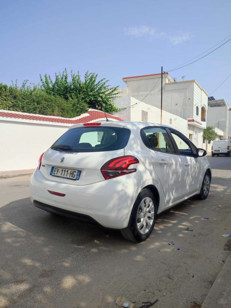 PEUGEOT 208