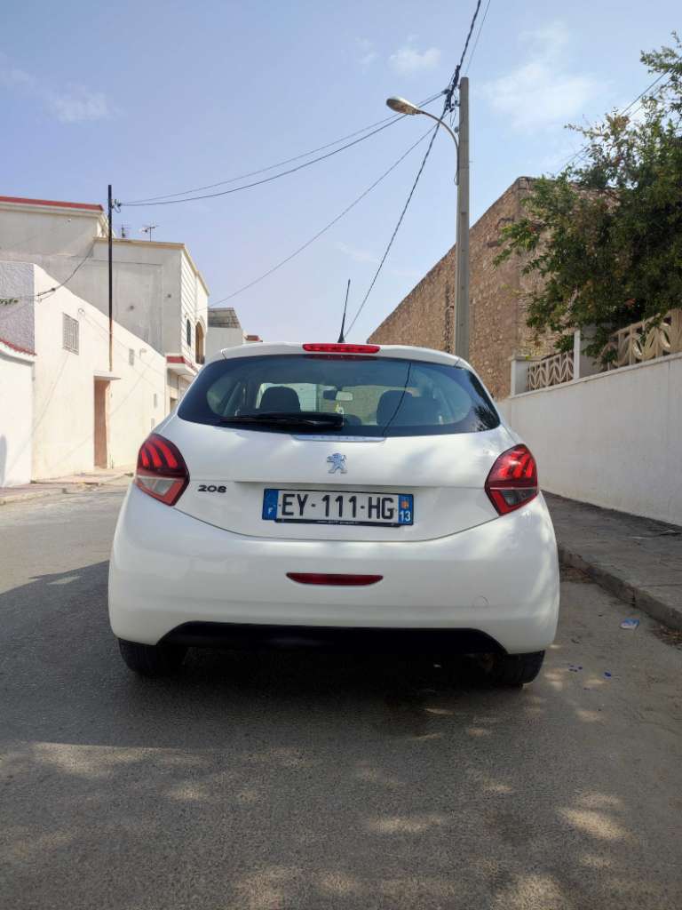 PEUGEOT 208