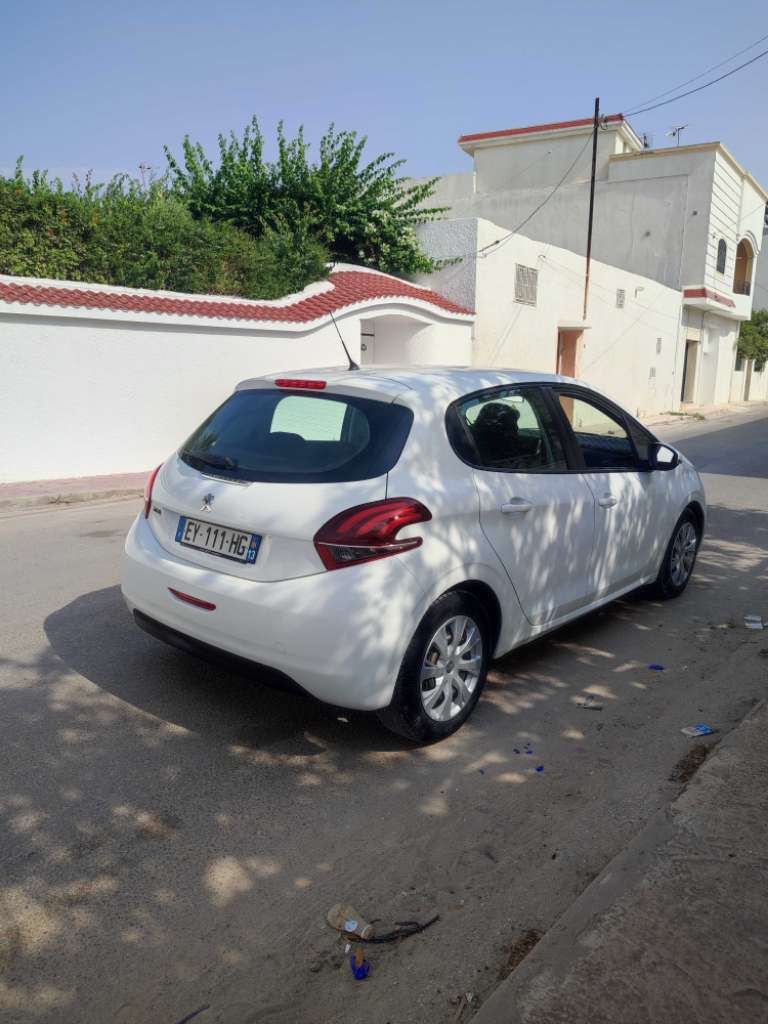 PEUGEOT 208