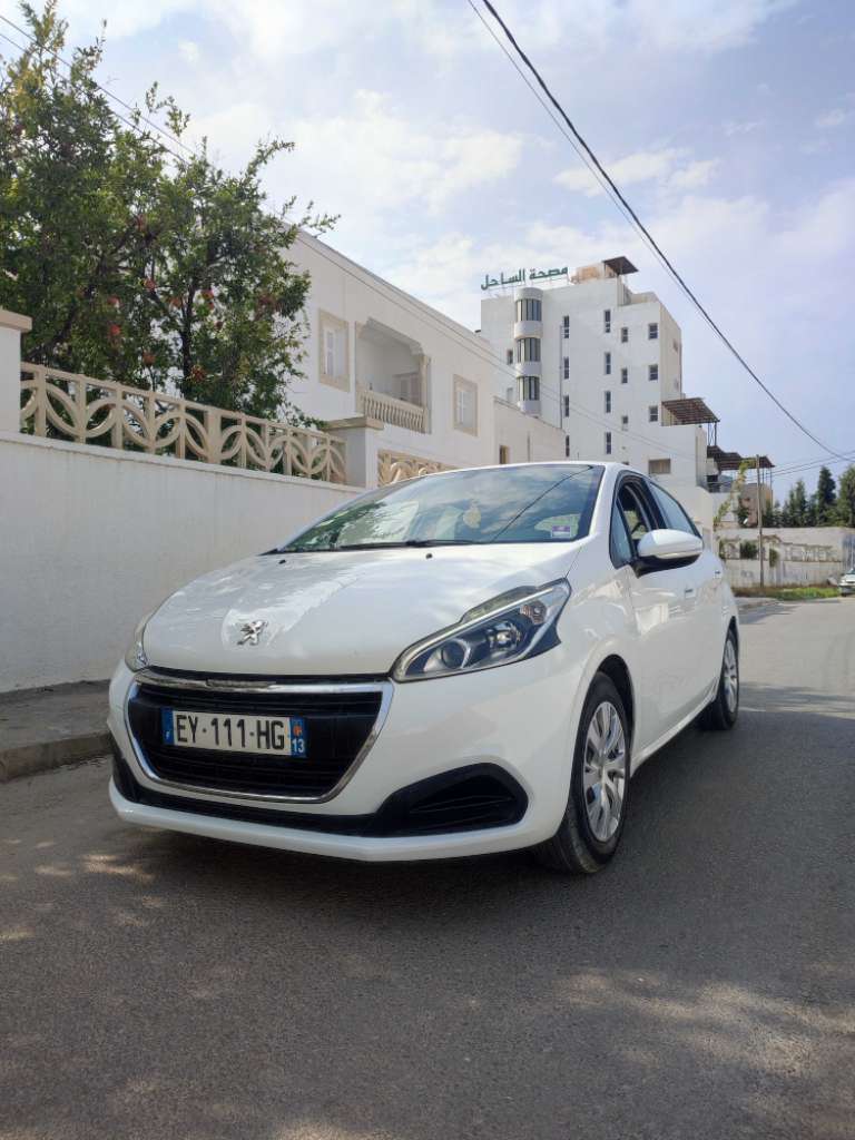 PEUGEOT 208