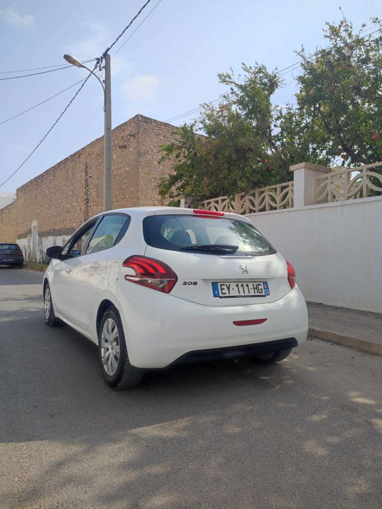 PEUGEOT 208