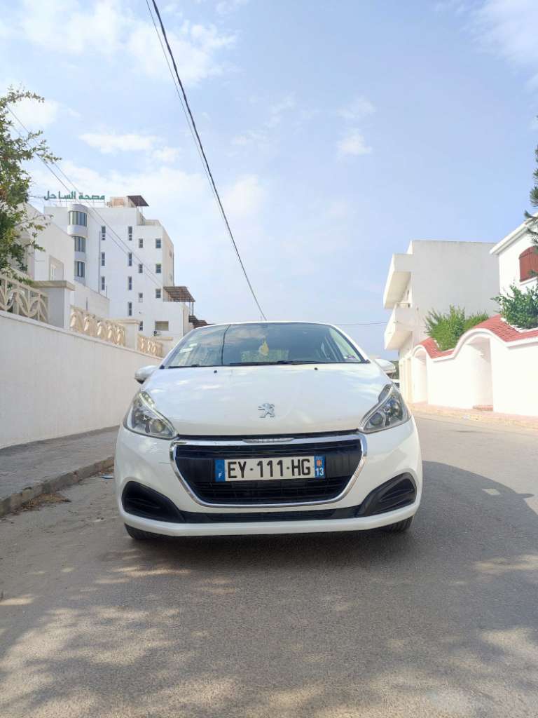 PEUGEOT 208
