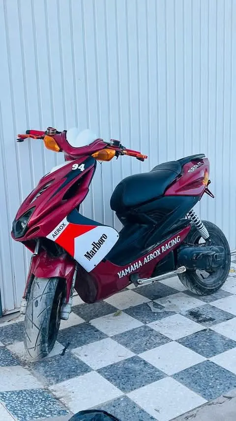Yamaha mbk nitro 80cc modèle 2012