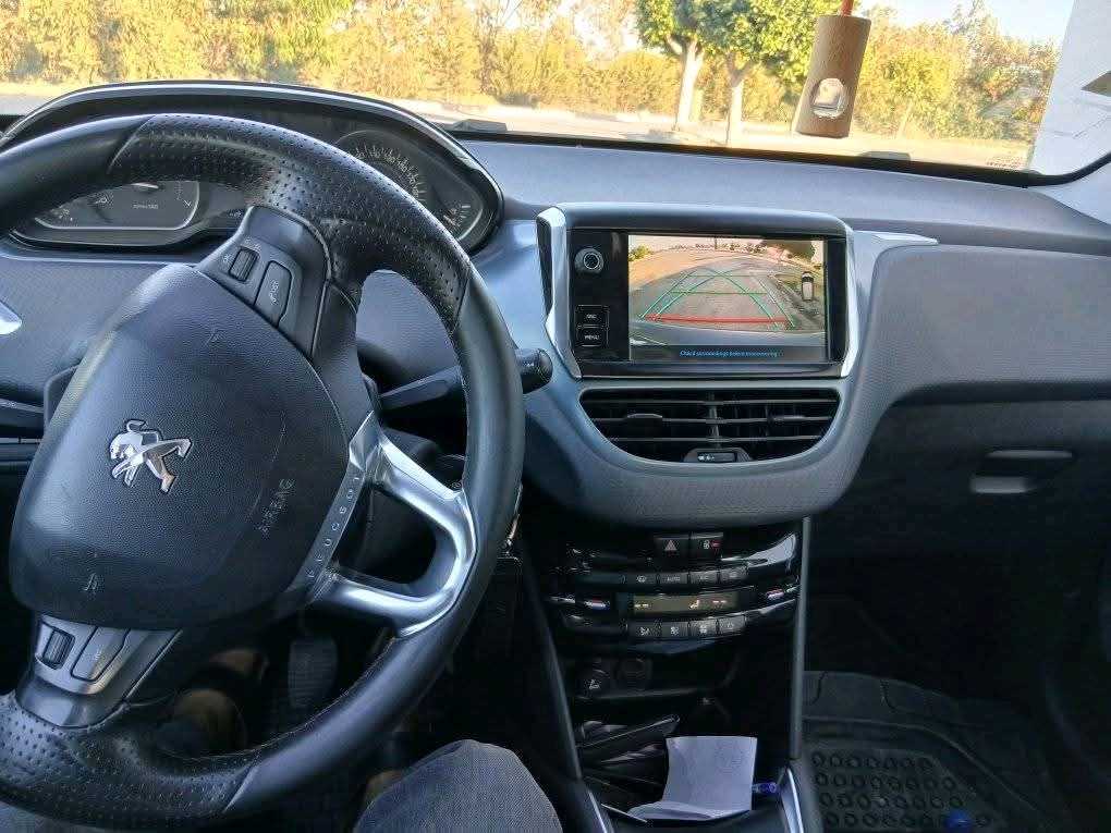 PEUGEOT 208 HATCH TRÈS PROPRE