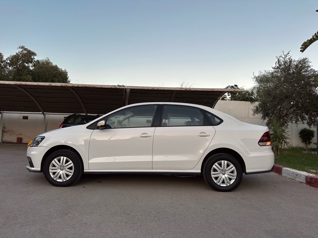 VOLKSWAGEN POLO SEDAN 81 milles km