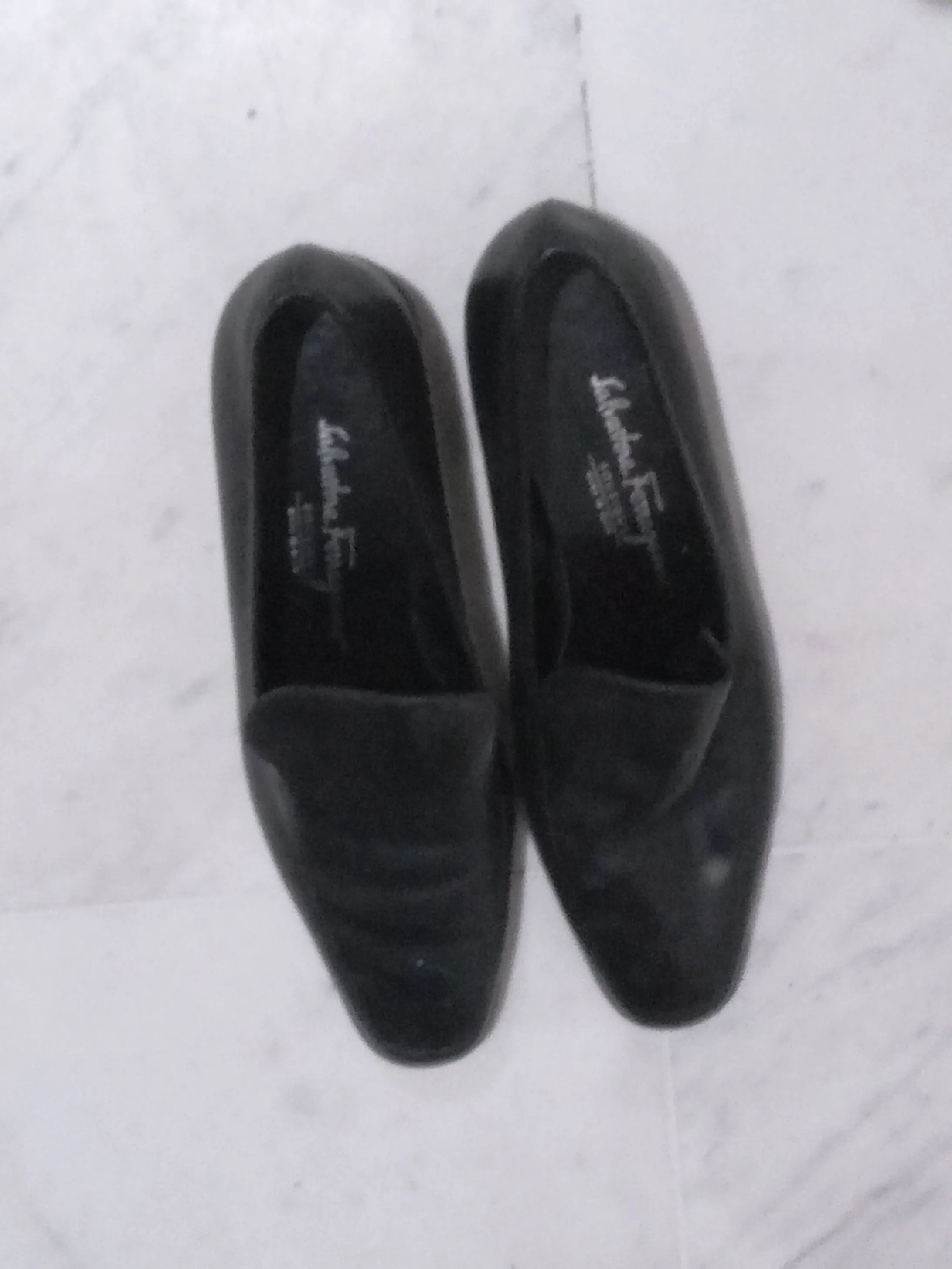 je vends des paires de chaussures d'occasion importées depuis l'étranger