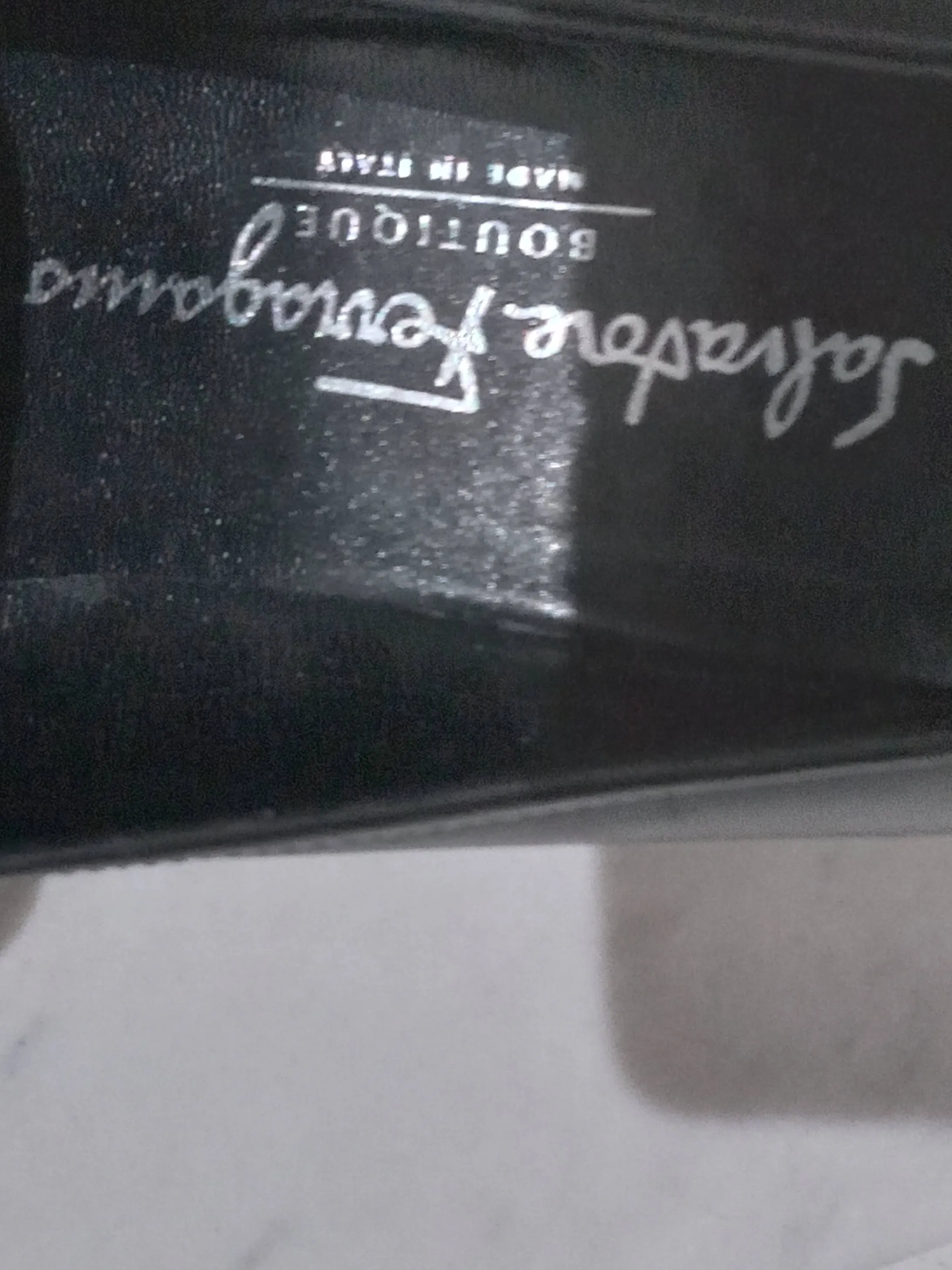 je vends des paires de chaussures d'occasion importées depuis l'étranger