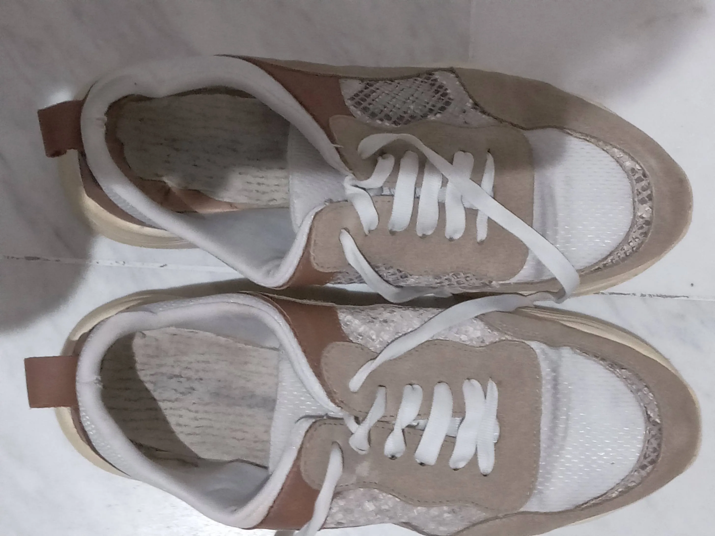 je vends des paires de chaussures d'occasion importées depuis l'étranger
