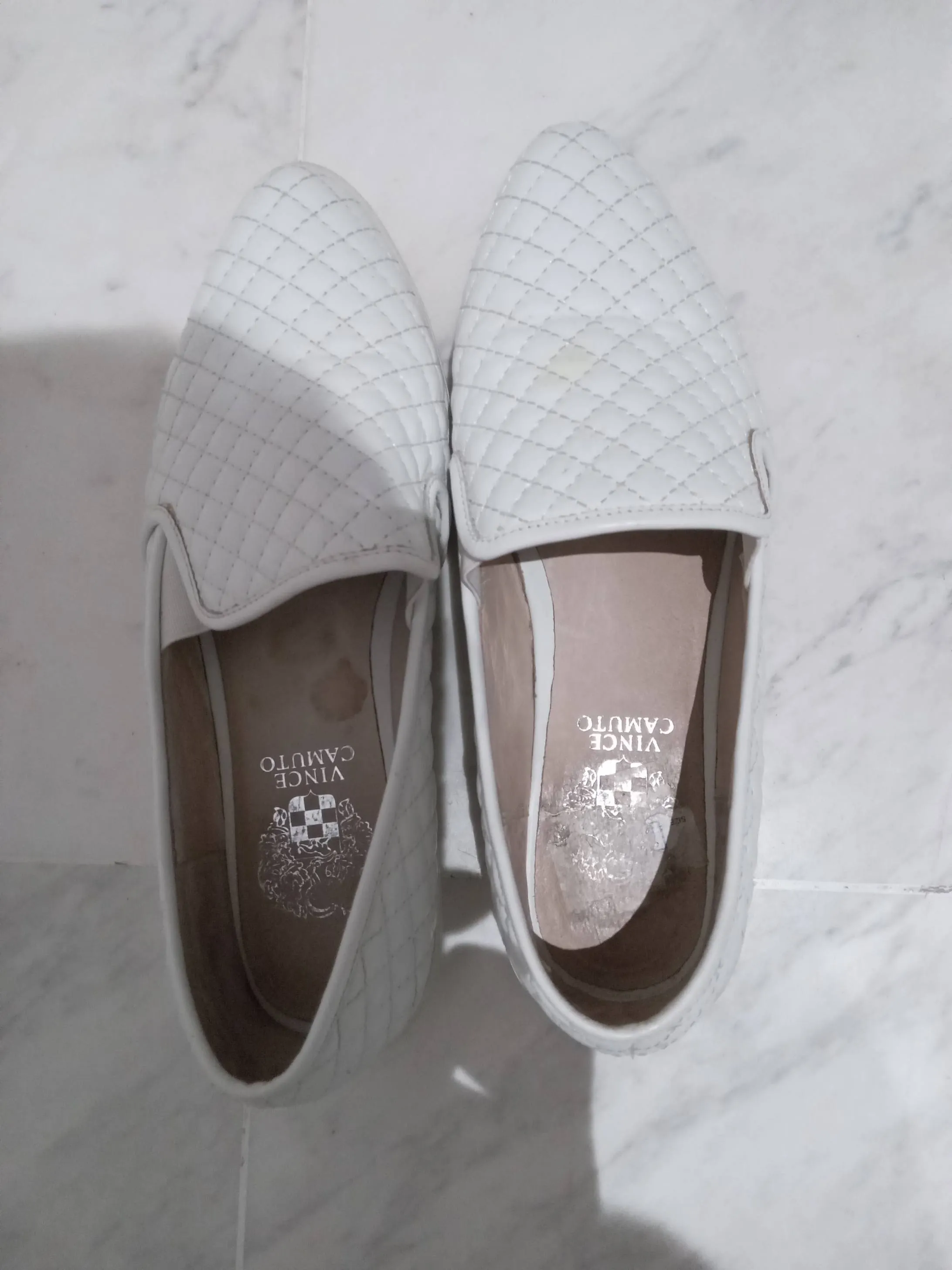 je vends des paires de chaussures d'occasion importées depuis l'étranger