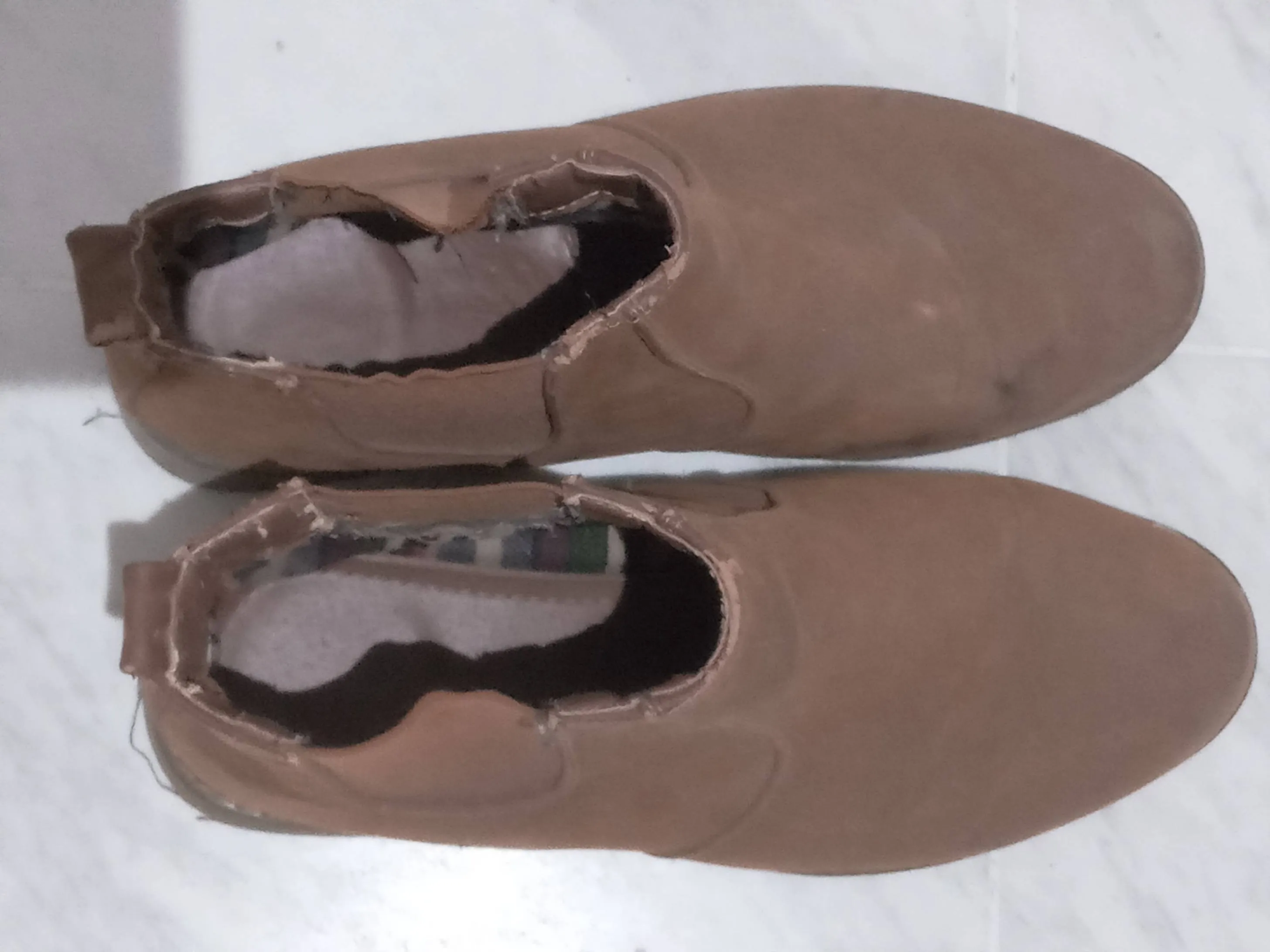 je vends des paires de chaussures d'occasion importées depuis l'étranger