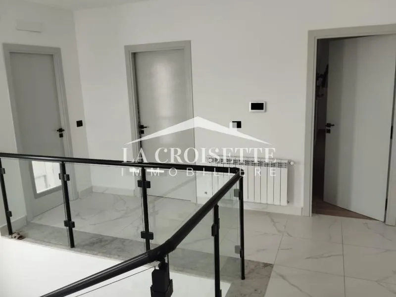 Villa S+3 avec piscine à louer à la Soukra ZVL0045