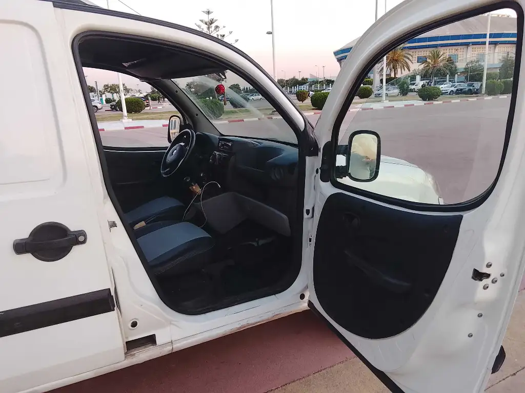 Avendre voiture commercial 