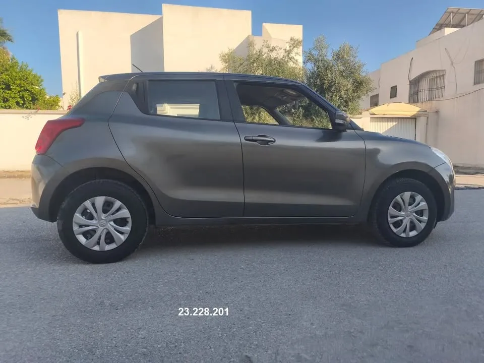 suzuki swift 4 cylindres BVM premiere main 23228201