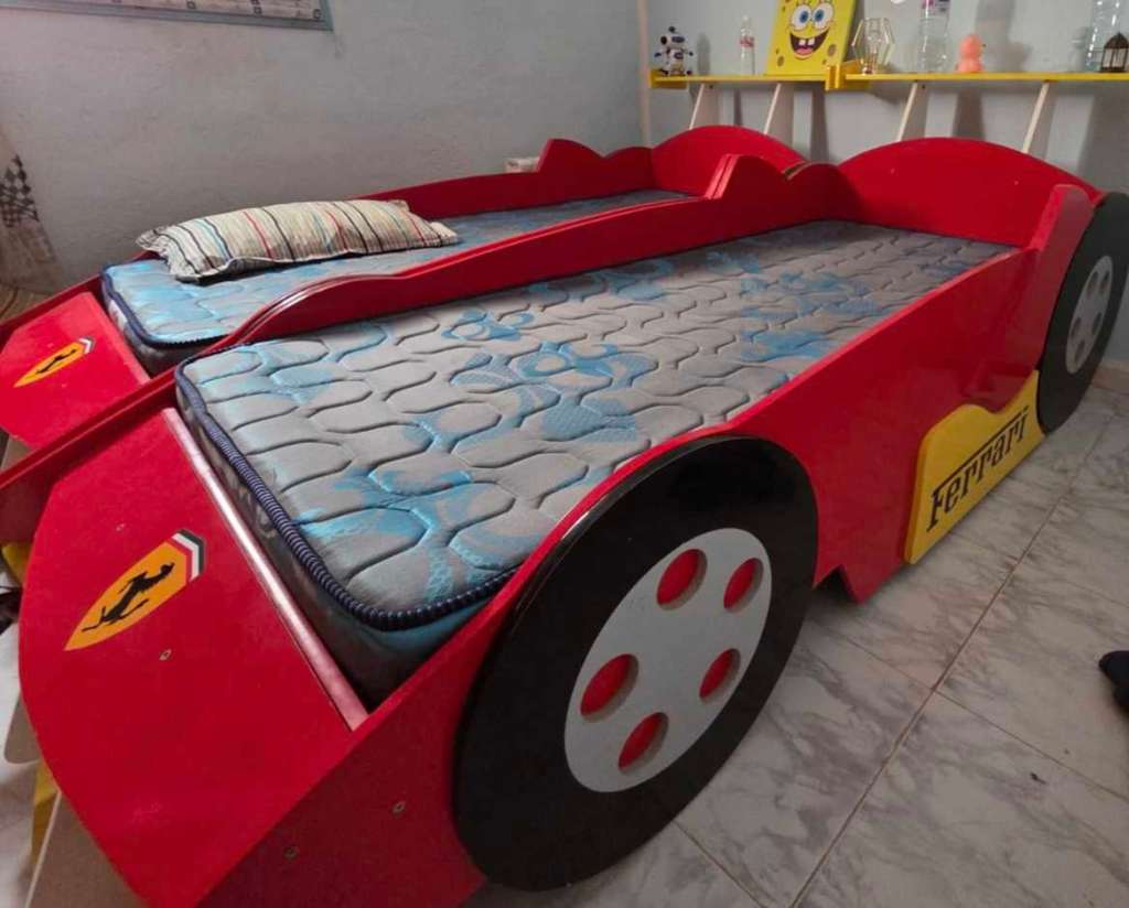 Chambre à coucher pour enfants thème Ferrari