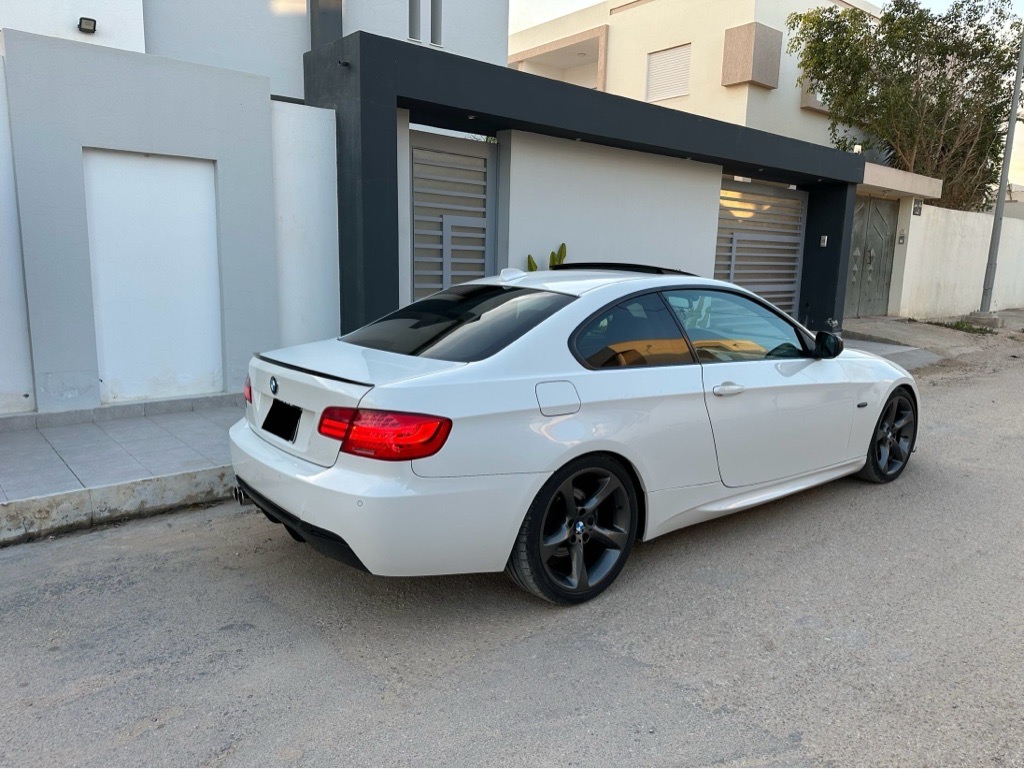 BMW 320i coupé e92 phase 2  état irréprochable kit M full options 