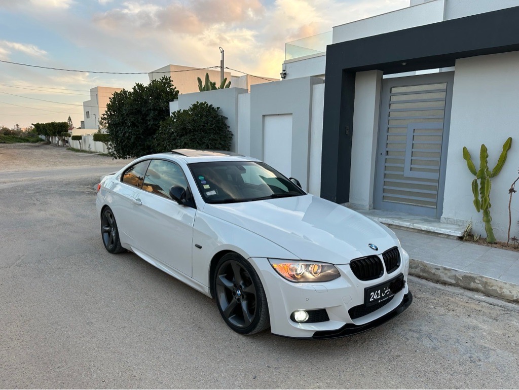BMW 320i coupé e92 phase 2  état irréprochable kit M full options 