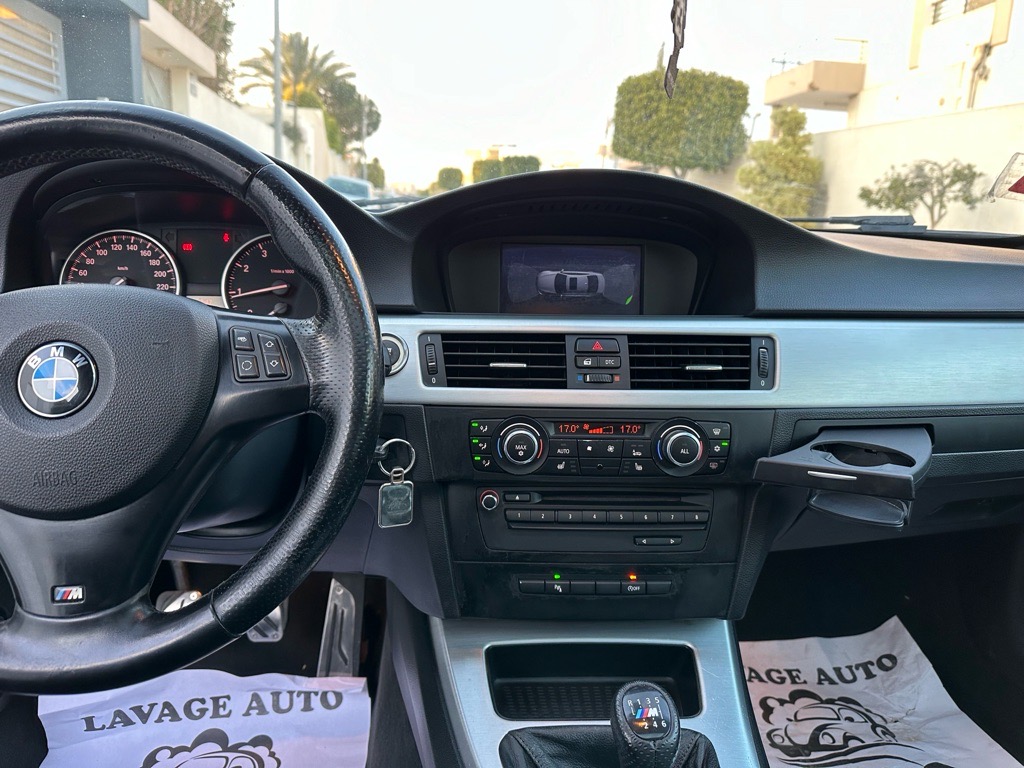 BMW 320i coupé e92 phase 2  état irréprochable kit M full options 