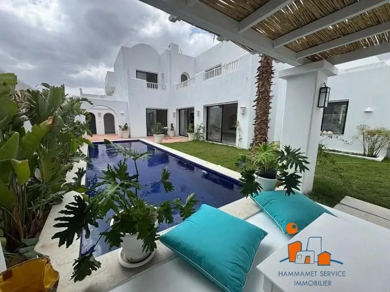 A vendre une villa de charme avec piscine s+4 