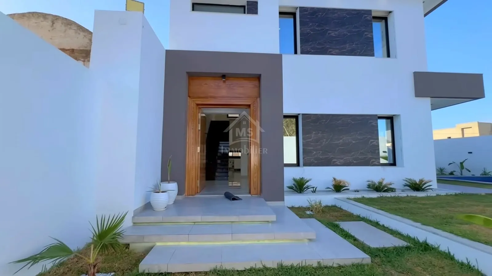 Belle villa toute neuve 2S+4 avec piscine à vendre 51355351